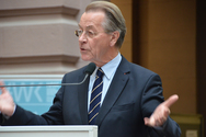 Franz M&uuml;ntefering spricht bei der Immobiliendebatte in Holzminden &uuml;ber den demografischen 