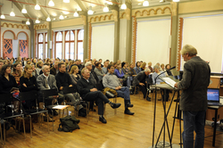 Tagungsort ist die stimmungsvolle Aula der HAWK am Hohnsen 2, in der die rund 180 G&auml;ste gut Pla