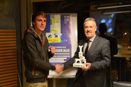 Sparkassenvorstands-Mitglied Michael Senft gratuliert Abiunity-Erfinder Julius Planteur zum 1. Platz