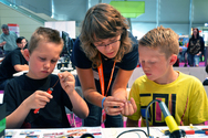 HAWK-Studentin Ramona Stenzel erkl&auml;rt Maurice (links) und Miguel Kunze den 5-Minuten-Elektromot