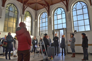In der Trauerhalle der ehemaligen Pathologie - Spitzbogige Fenster und Terrazzoboden