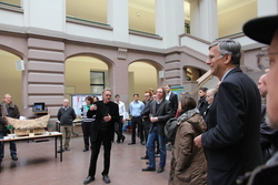 Vernissage Sumatra und Holzminden im Lichthof der Fakult&auml;t Management, Soziale Arbeit, Bauen