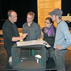 Besprechung f&uuml;r TfN Kom&ouml;die, Regissseur J&ouml;rg Gade mit Studierenden der HAWK